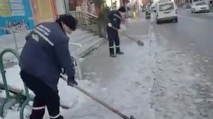 Bu işçilere yazık değil mi? Kürekle buz kırmaya çalışıyorlar!
